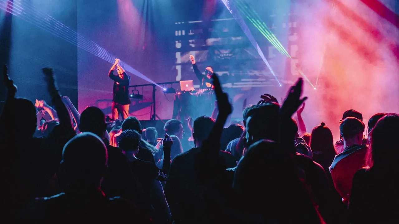 Équipe technique bénévole préparant le site de concert